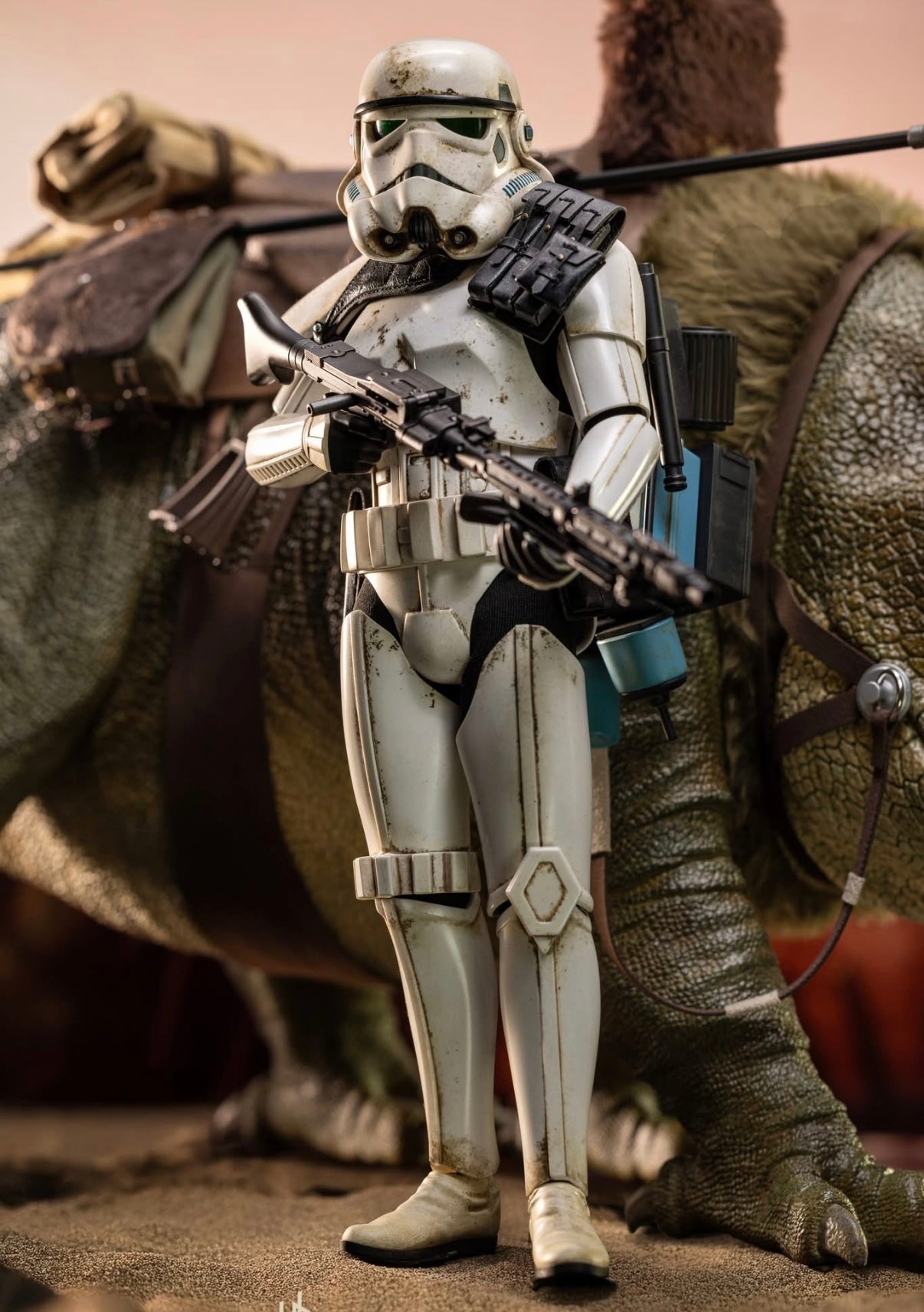 READY🔥Hot Toys MMS722 Star Wars: Episode IV A New Hope – Sandtrooper Sergeant & Dewback 1/6 Scale Collectible Figure Set