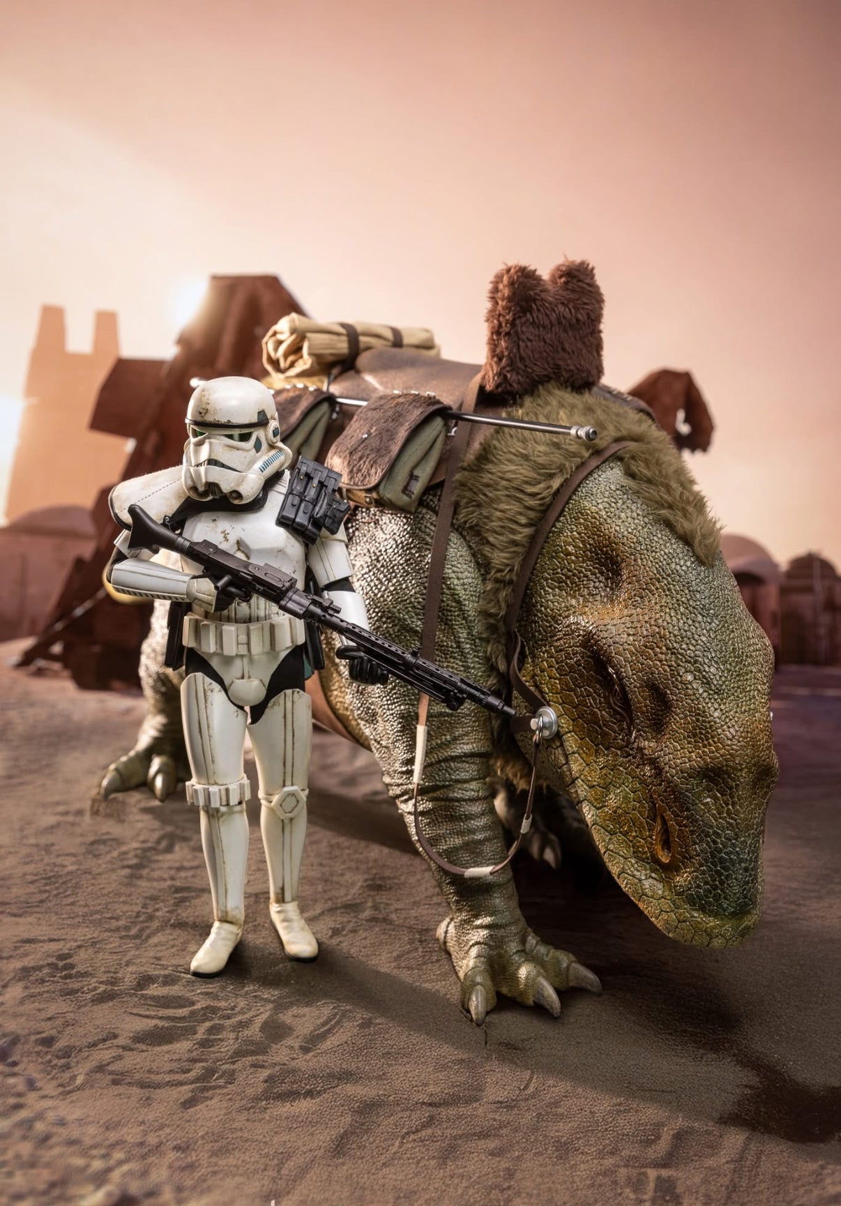 READY🔥Hot Toys MMS722 Star Wars: Episode IV A New Hope – Sandtrooper Sergeant & Dewback 1/6 Scale Collectible Figure Set