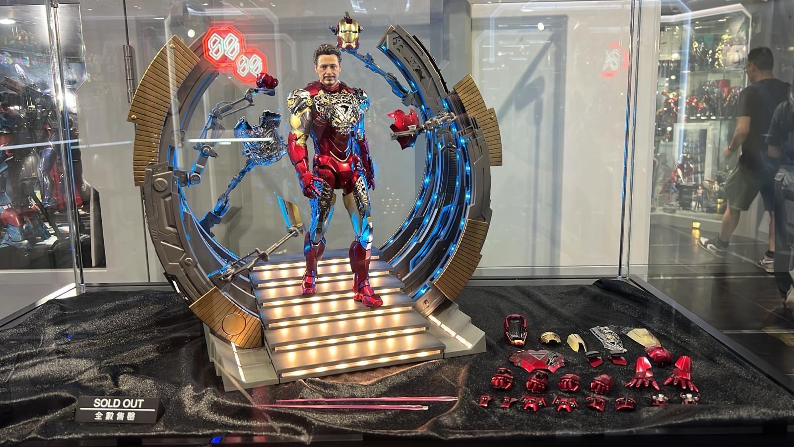 🔥Hot Toys MMS688D53 IRON MAN MARK VI WITH SUIT-UP GANTRY