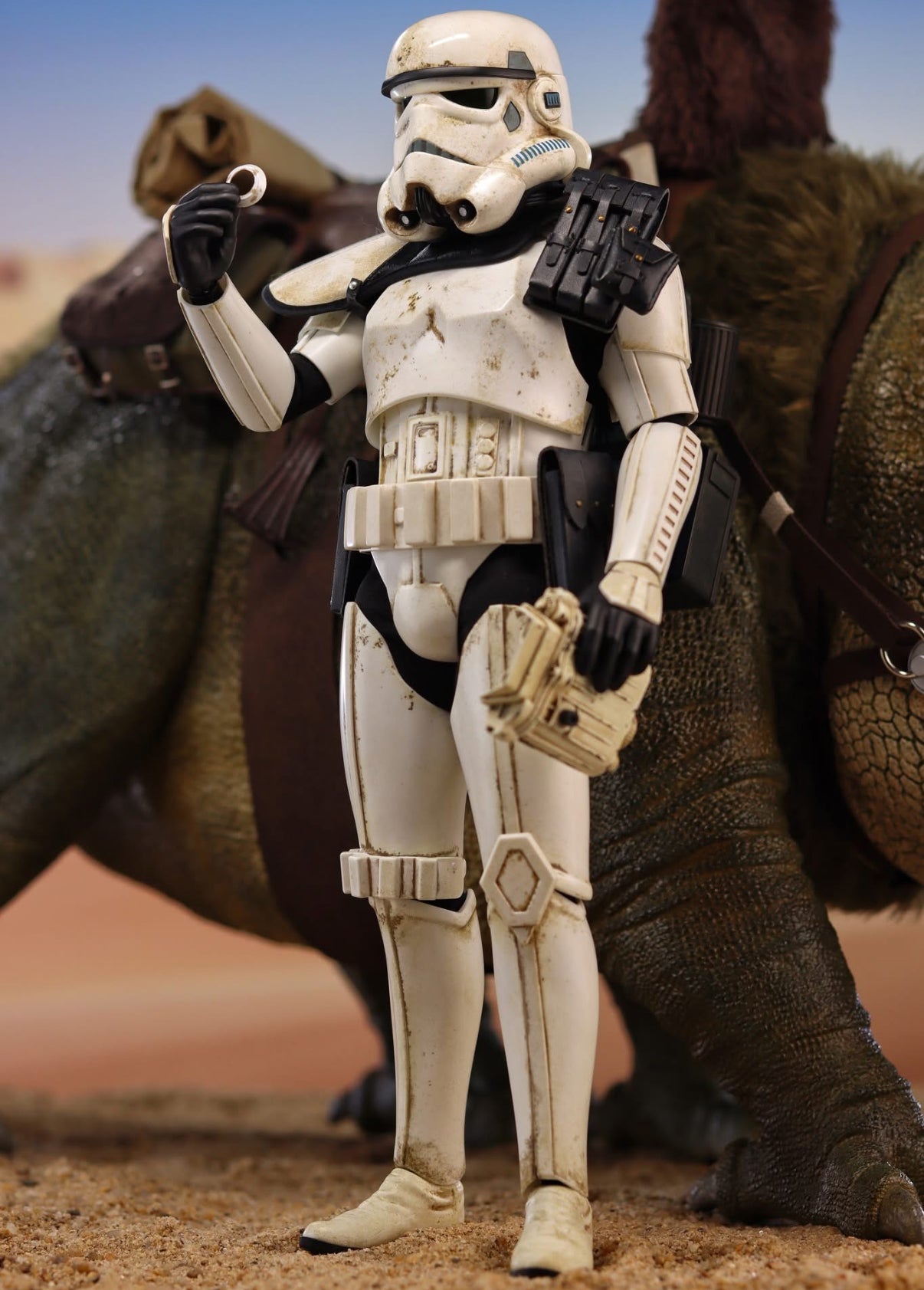 READY🔥Hot Toys MMS722 Star Wars: Episode IV A New Hope – Sandtrooper Sergeant & Dewback 1/6 Scale Collectible Figure Set