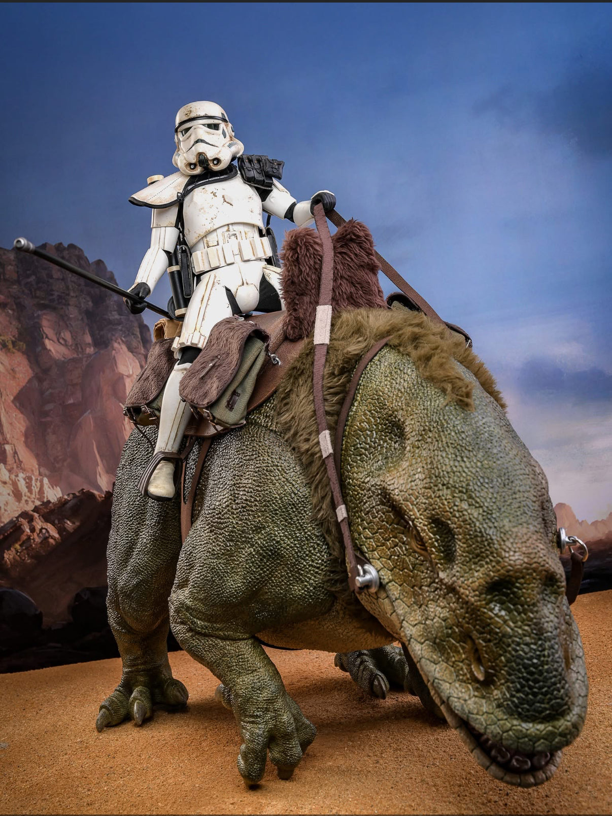 READY🔥Hot Toys MMS722 Star Wars: Episode IV A New Hope – Sandtrooper Sergeant & Dewback 1/6 Scale Collectible Figure Set