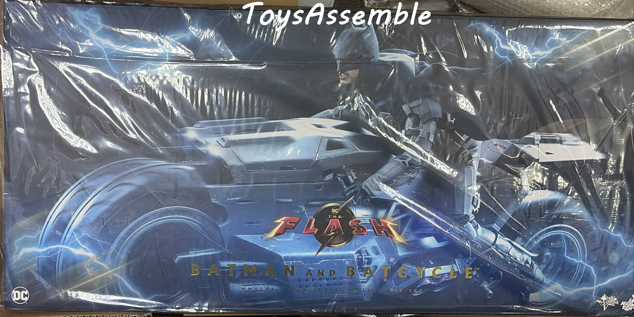 READY🔥Hot Toys MMS705 The Flash – Batman and Batcycle 1/6 Scale