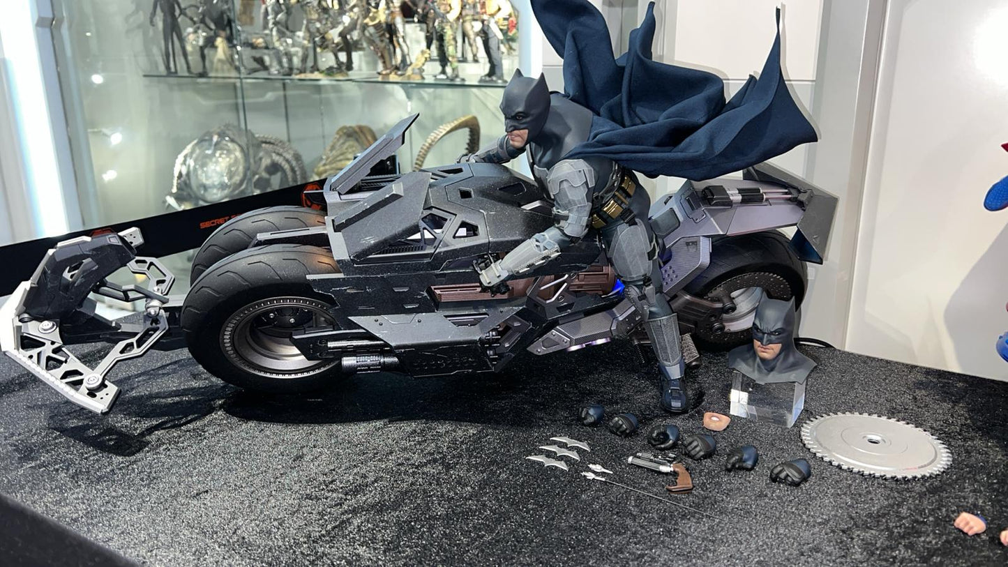 READY🔥Hot Toys MMS704 The Flash – Batcycle 1/6 Scale Collectible Figure