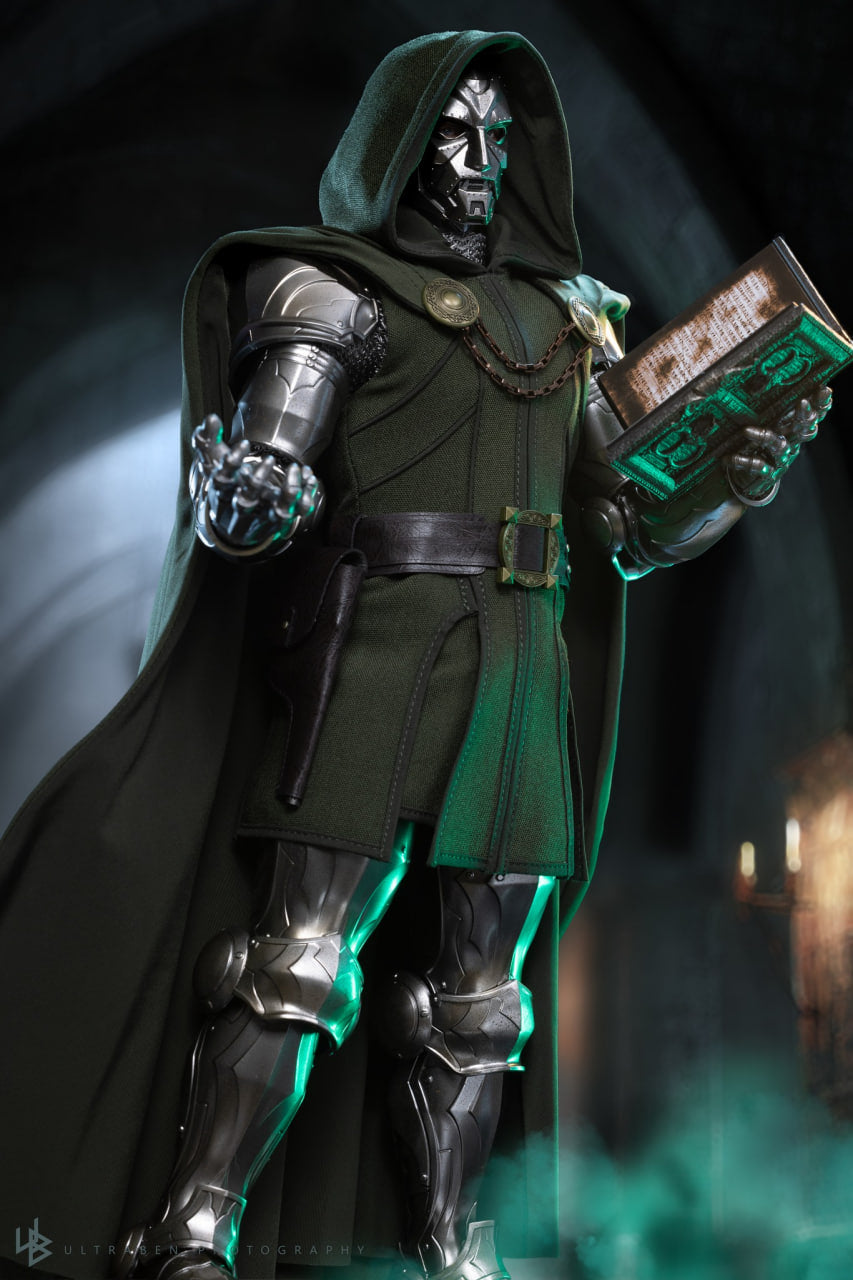 READY🔥Hot Toys CMS022B Marvel Comics 1/6th Scale Doctor Doom Collectible Figure Special Edition