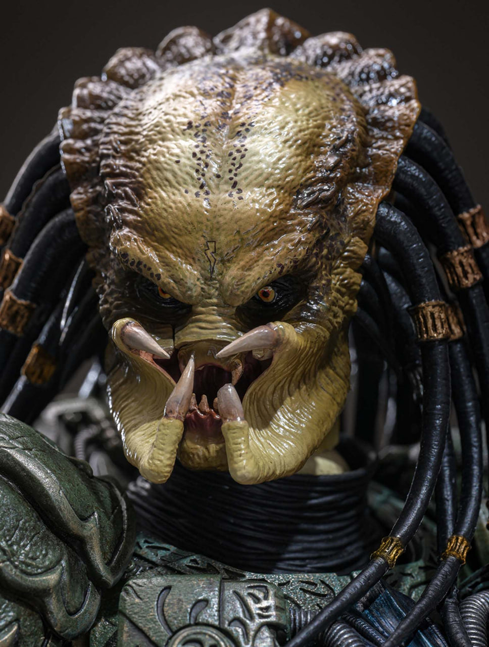 Preorder🔥Hot Toys CMS029B Predator 1/6th scale Broken Tusk Predator Collectible Figure (Special Edition)