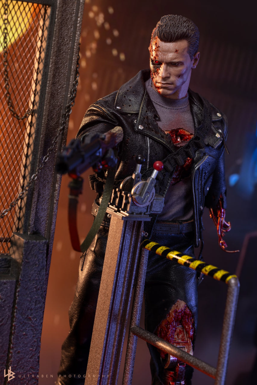🔥Hot Toys DX46 Terminator 2: Judgment Day T-800 (Battle Damaged Version 2.0) 1/6th scale Collectible Figure