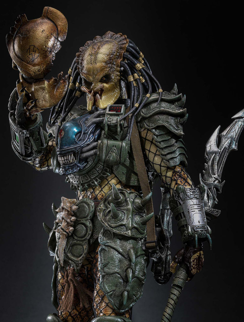 Preorder🔥Hot Toys CMS029B Predator 1/6th scale Broken Tusk Predator Collectible Figure (Special Edition)