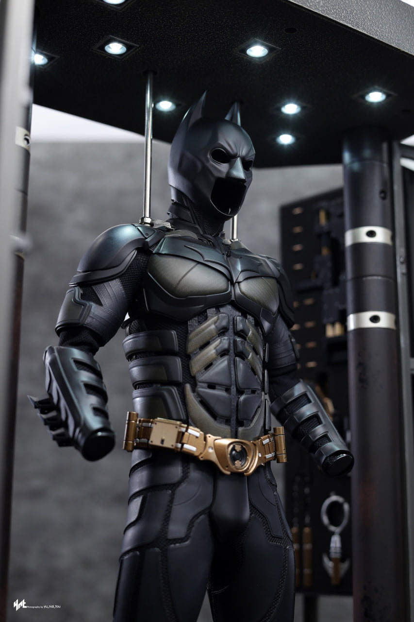 🔥Hot Toys MMS750 Batman The Dark Knight - 1/6th scale Batman Armory with Bruce Wayne (2.0) Collectible Set