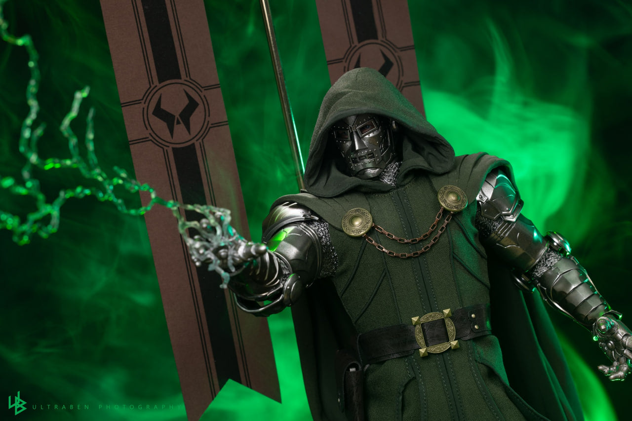 READY🔥Hot Toys CMS022B Marvel Comics 1/6th Scale Doctor Doom Collectible Figure Special Edition