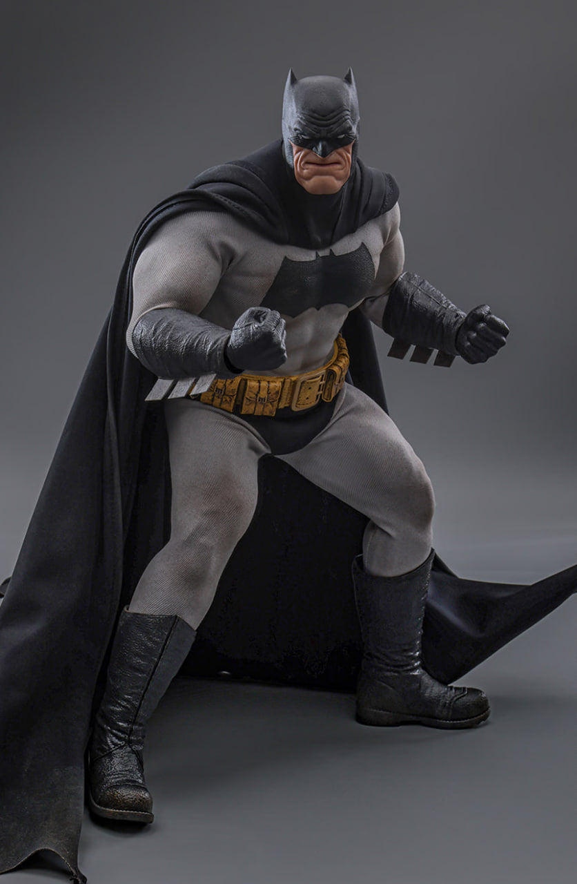 Preorderš„Hot Toys CMS024 DC Comic Batman The Dark Knight Returns Batman 1/6 Scale Collectible Figure