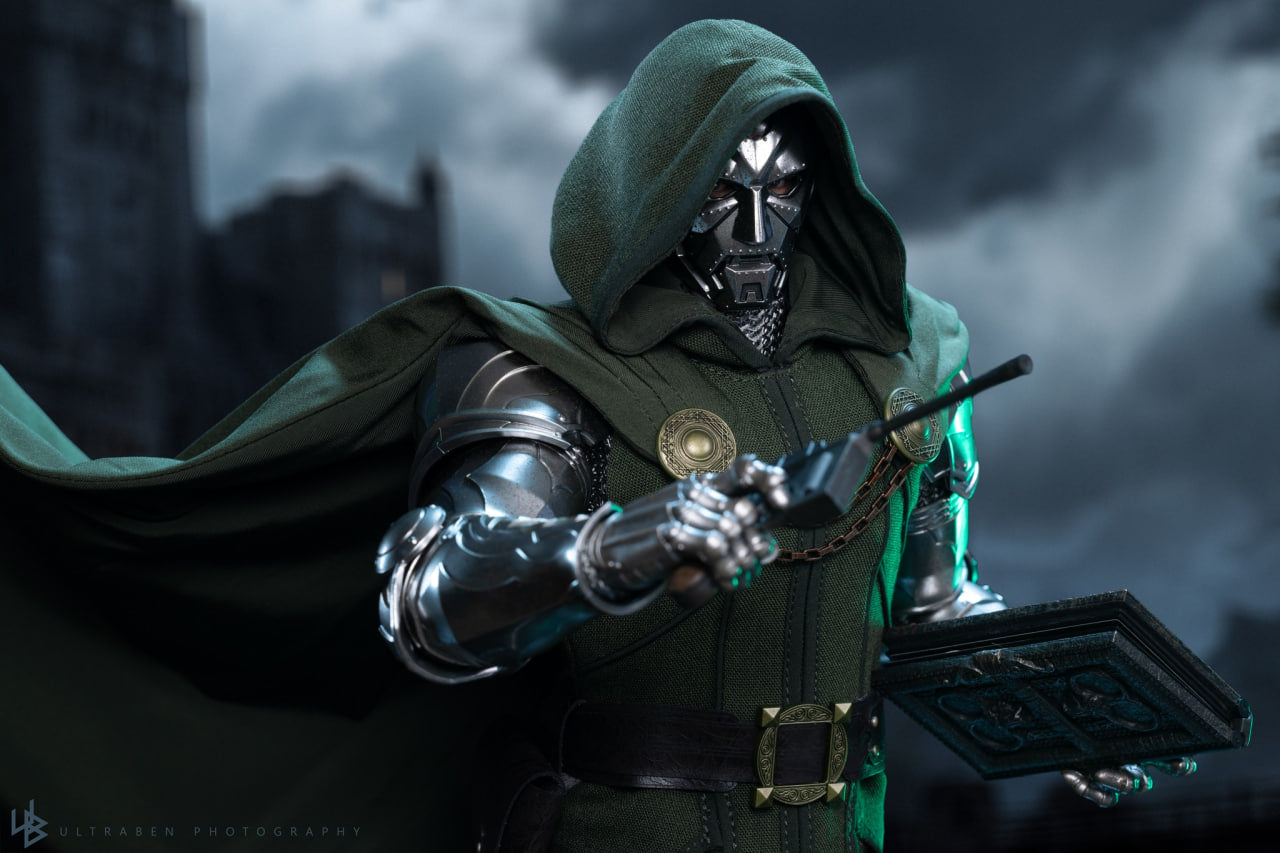READY🔥Hot Toys CMS022B Marvel Comics 1/6th Scale Doctor Doom Collectible Figure Special Edition