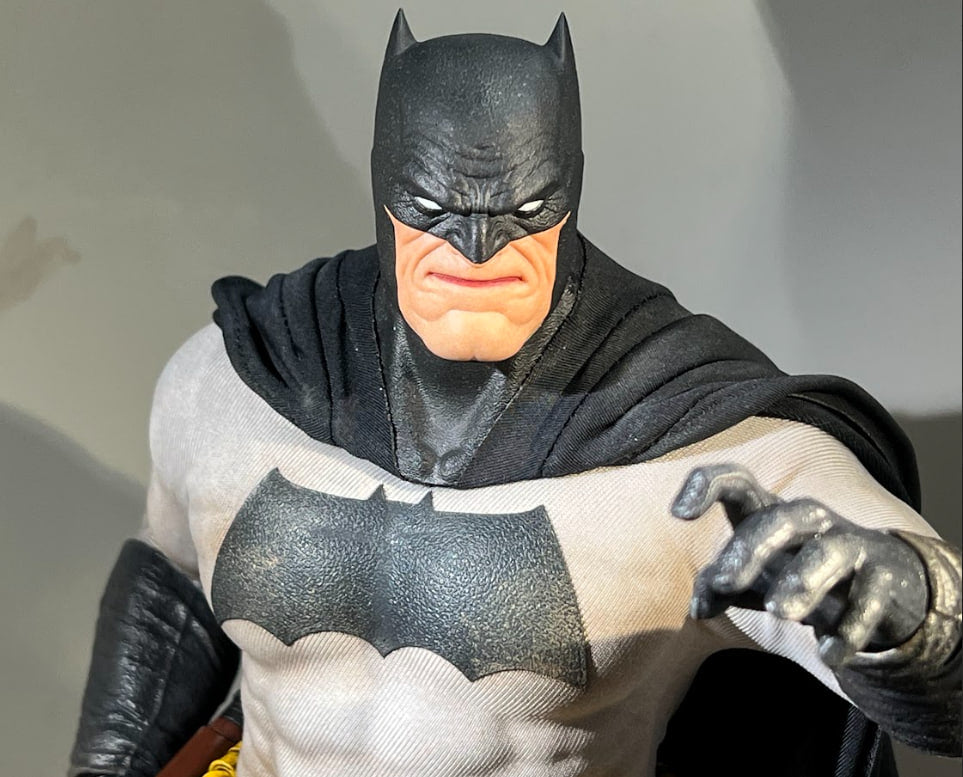 Preorderš„Hot Toys CMS024 DC Comic Batman The Dark Knight Returns Batman 1/6 Scale Collectible Figure