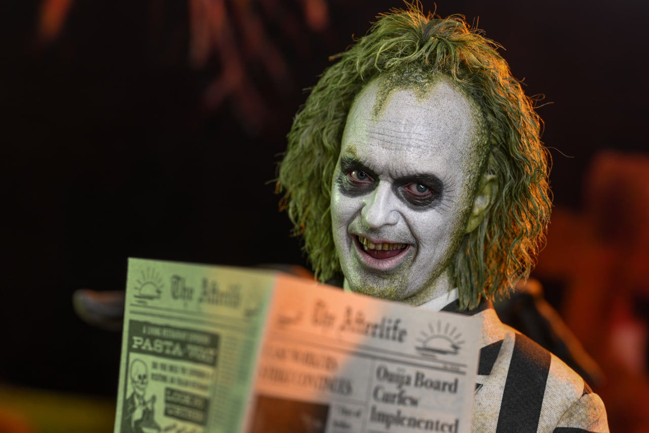 READY🔥Hot Toys MMS767 Beetlejuice 1/6th scale Beetlejuice Collectible Figure