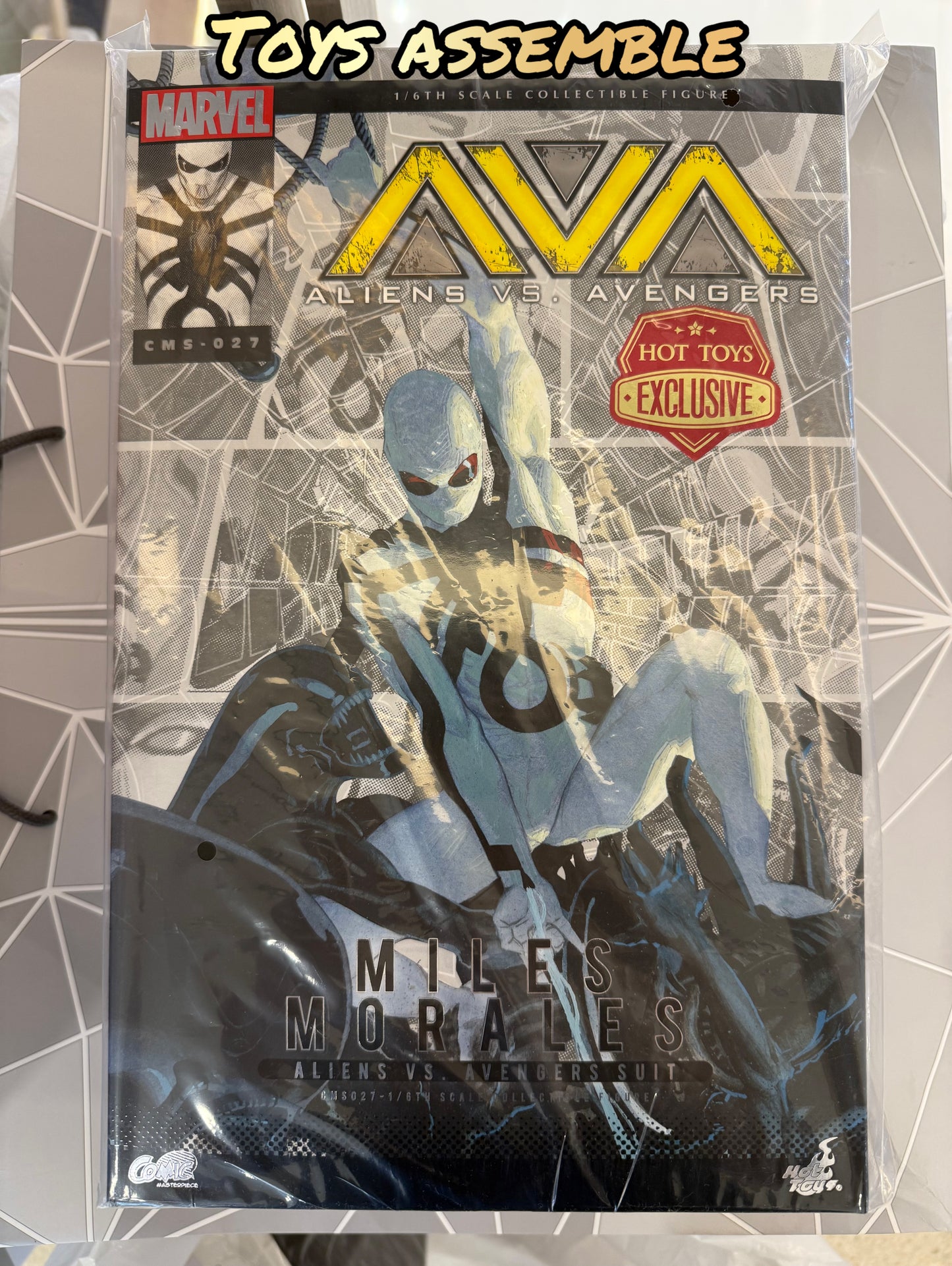 READY🔥Hot Toys CMS027 Aliens Vs. Avengers 1/6th scale Miles Morales (Aliens Vs. Avengers Suit) Collectible Figure [Hot Toys Exclusive]