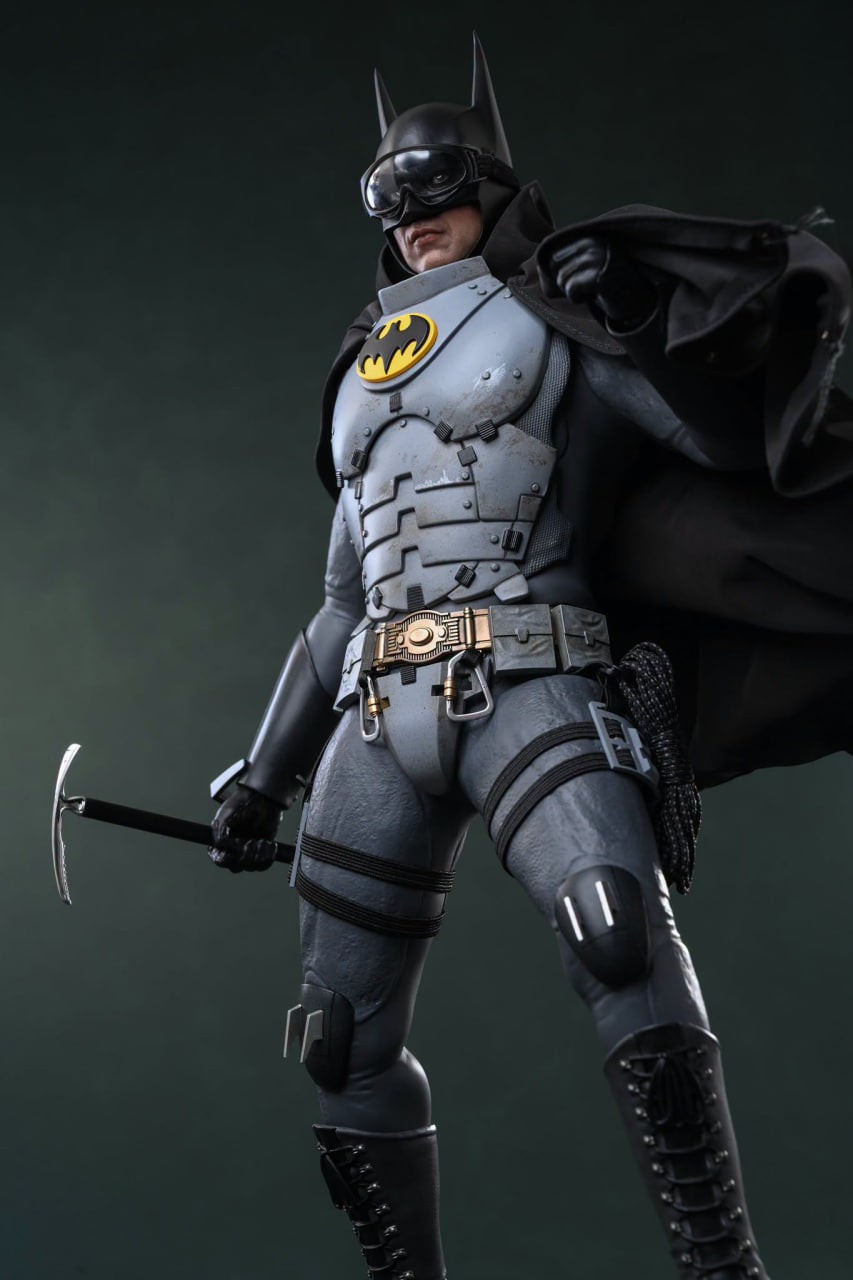 READY🔥Hot Toys MMS897 The Flash - Batman (Arctic Suit) 1/6th Collectible Figure [Hot Toys Exclusive]