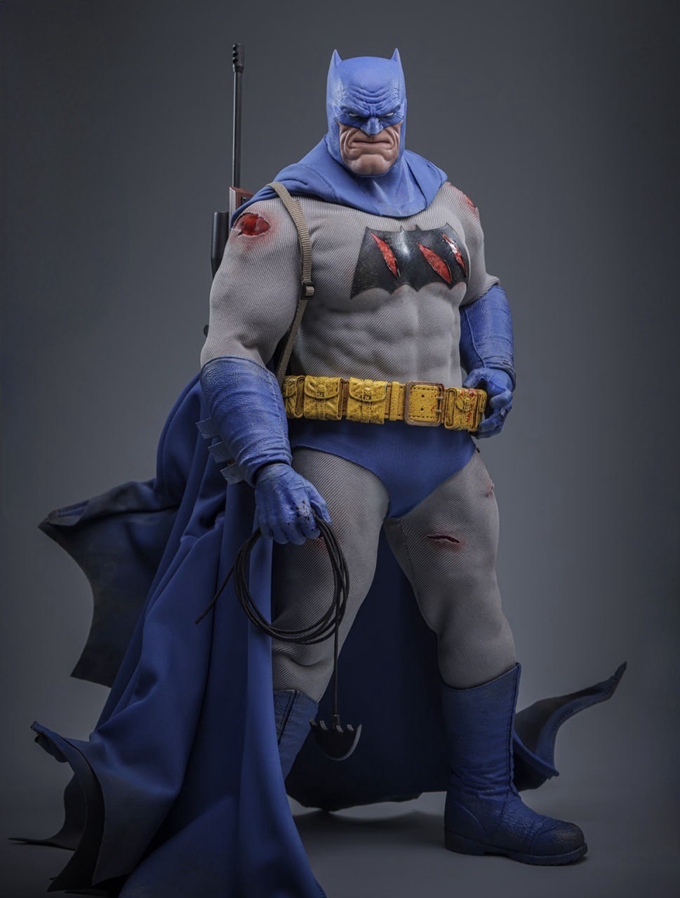 Preorder🔥Hot Toys CMS031 Batman: The Dark Knight Returns Batman (Battle Damaged) 1/6th Scale Collectible Figure