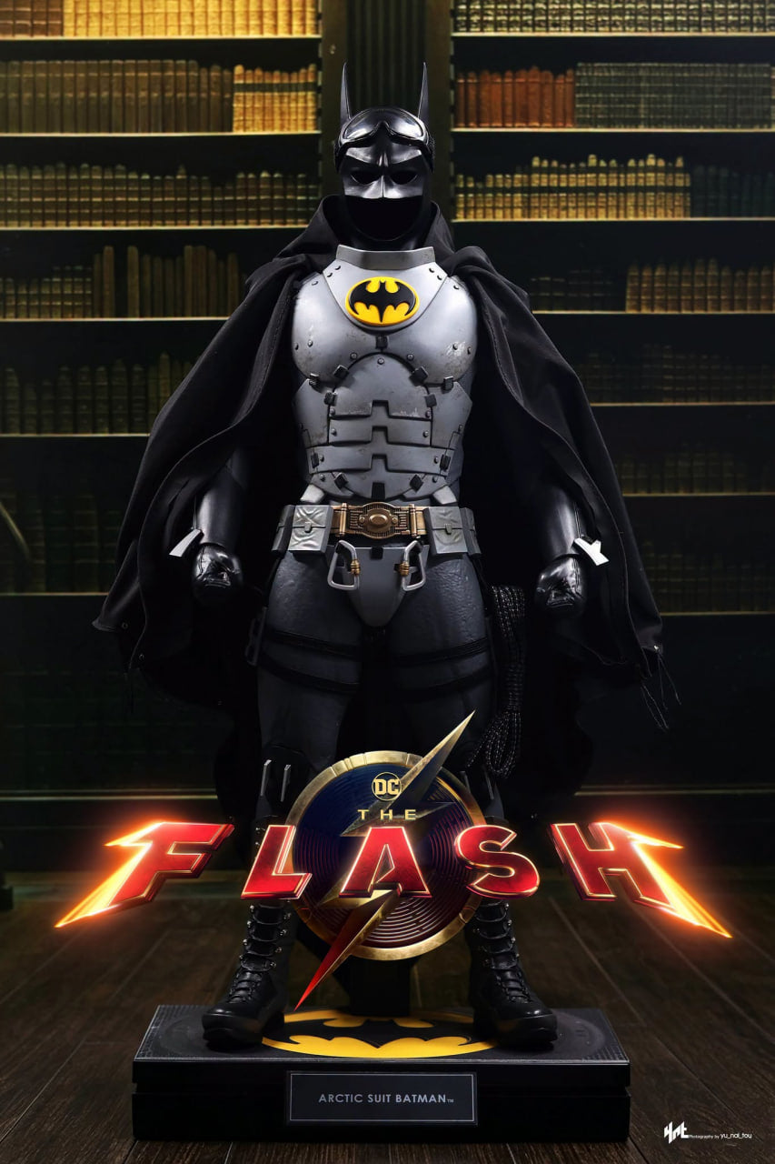 READY🔥Hot Toys MMS897 The Flash - Batman (Arctic Suit) 1/6th Collectible Figure [Hot Toys Exclusive]