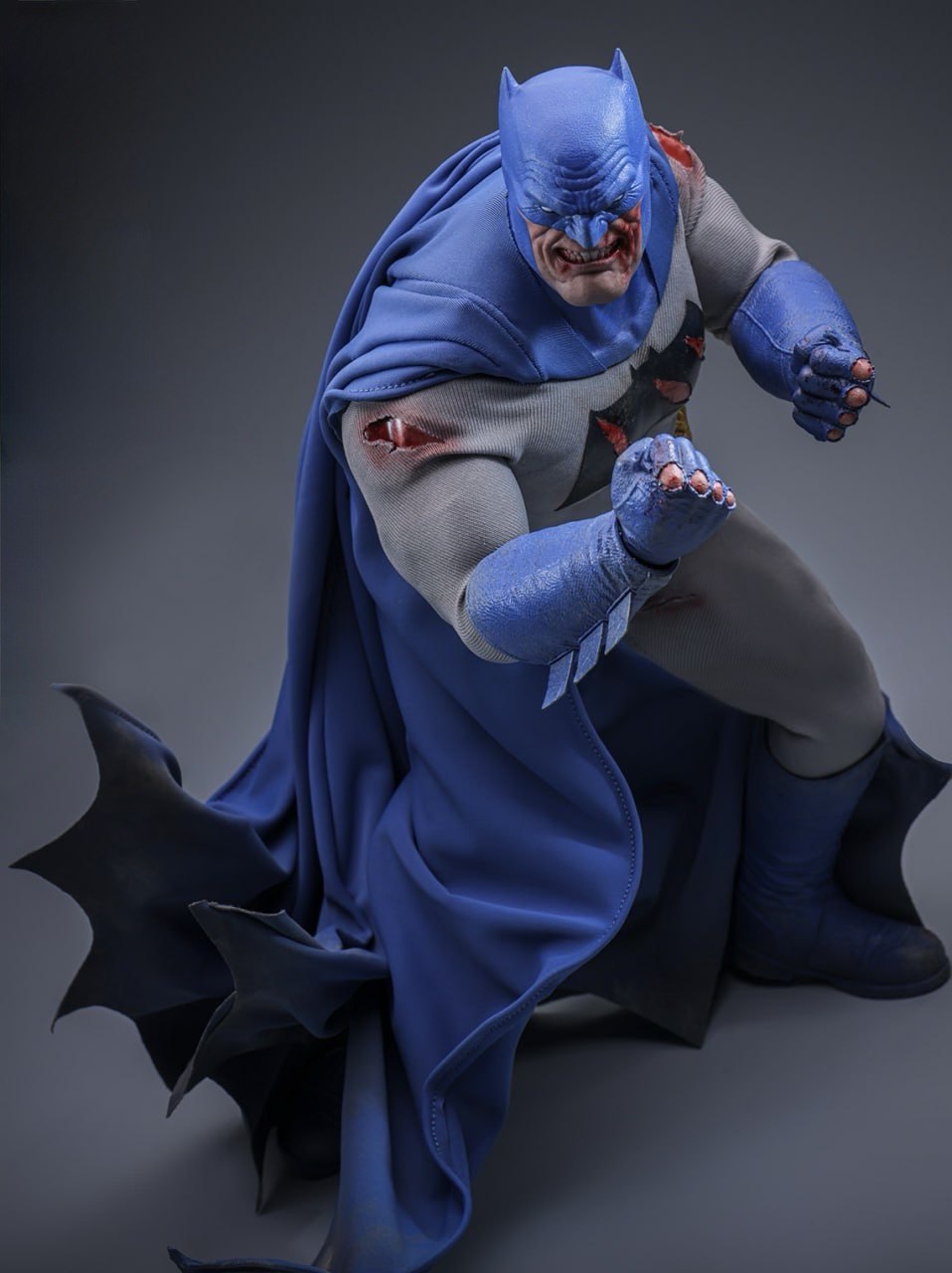 Preorder🔥Hot Toys CMS031 Batman: The Dark Knight Returns Batman (Battle Damaged) 1/6th Scale Collectible Figure