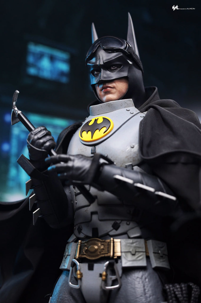 READY🔥Hot Toys MMS897 The Flash - Batman (Arctic Suit) 1/6th Collectible Figure [Hot Toys Exclusive]