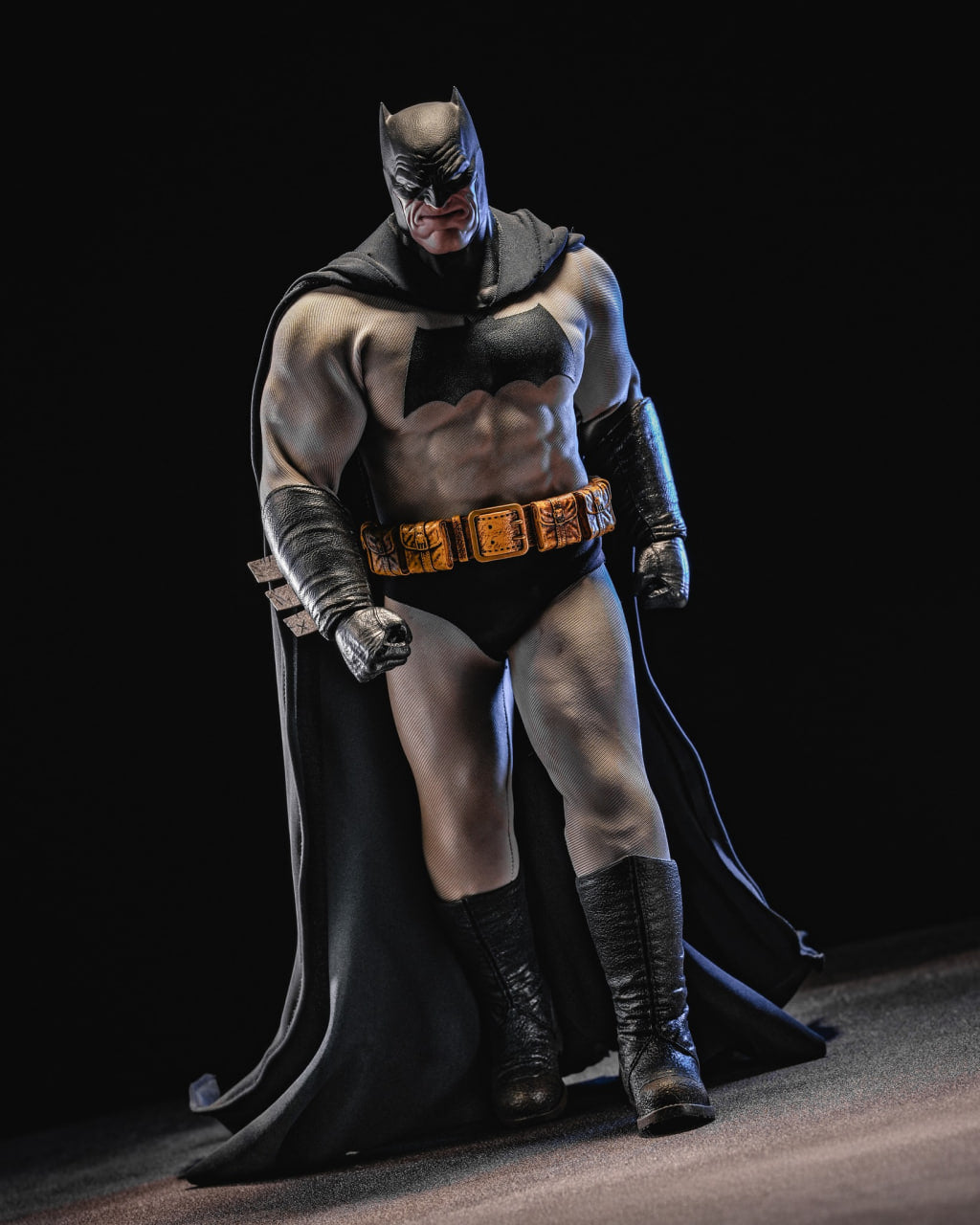Cms024 READY🔥Hot Toys CMS024 DC Comic Batman The Dark Knight Returns Batman 1/ ...