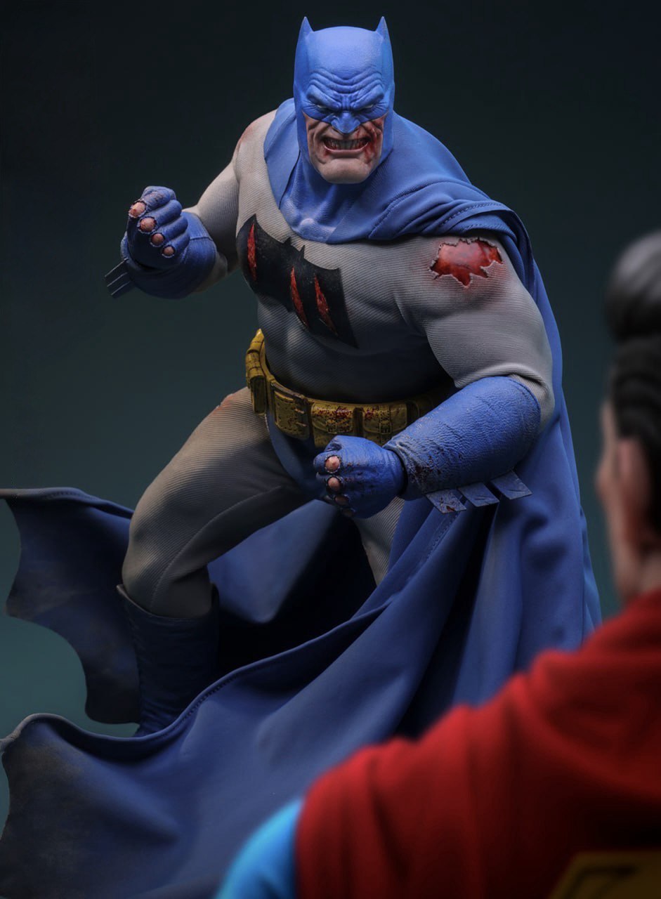 Preorder🔥Hot Toys CMS031 Batman: The Dark Knight Returns Batman (Battle Damaged) 1/6th Scale Collectible Figure