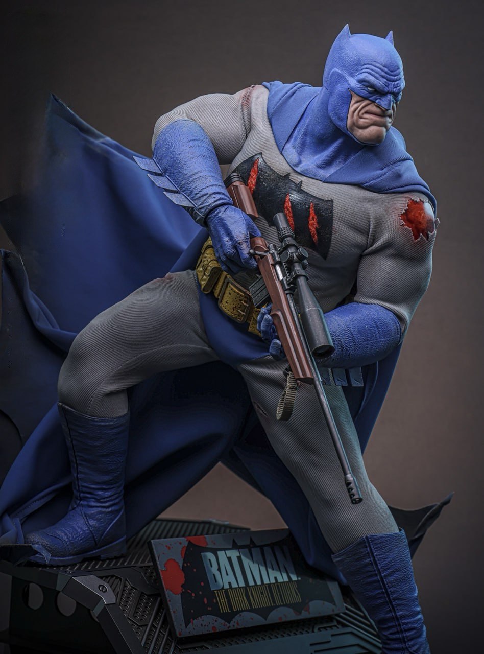 Preorder🔥Hot Toys CMS031 Batman: The Dark Knight Returns Batman (Battle Damaged) 1/6th Scale Collectible Figure