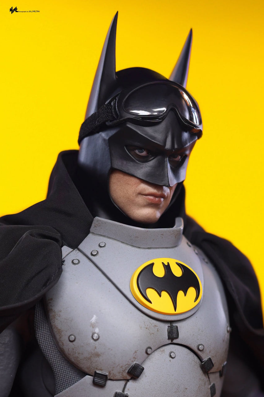 READY🔥Hot Toys MMS897 The Flash - Batman (Arctic Suit) 1/6th Collectible Figure [Hot Toys Exclusive]