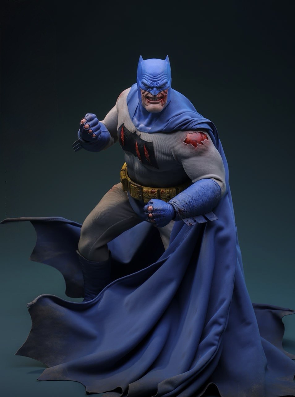Preorder🔥Hot Toys CMS031 Batman: The Dark Knight Returns Batman (Battle Damaged) 1/6th Scale Collectible Figure