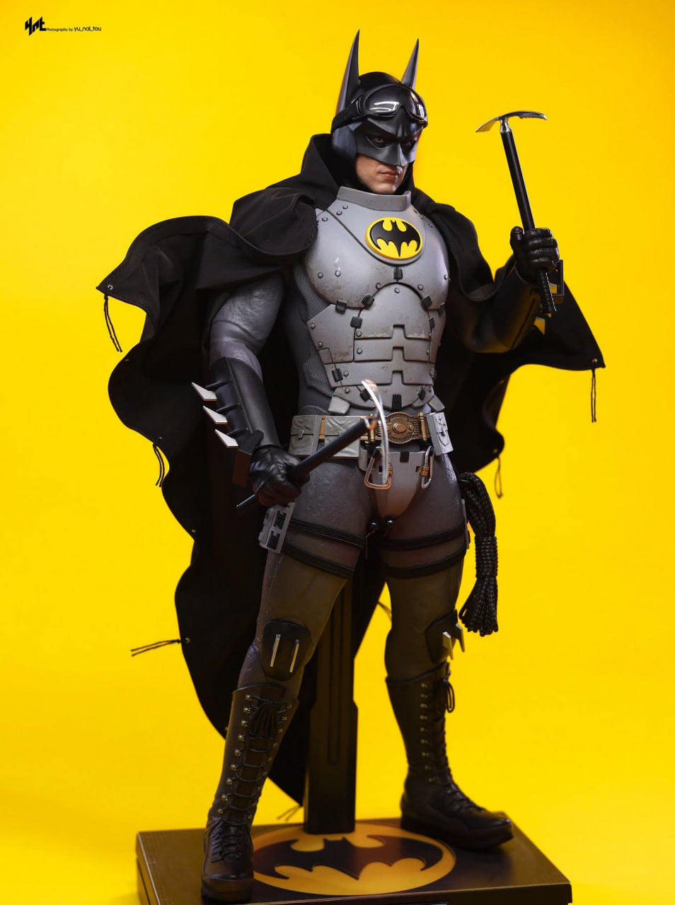 READY🔥Hot Toys MMS897 The Flash - Batman (Arctic Suit) 1/6th Collectible Figure [Hot Toys Exclusive]