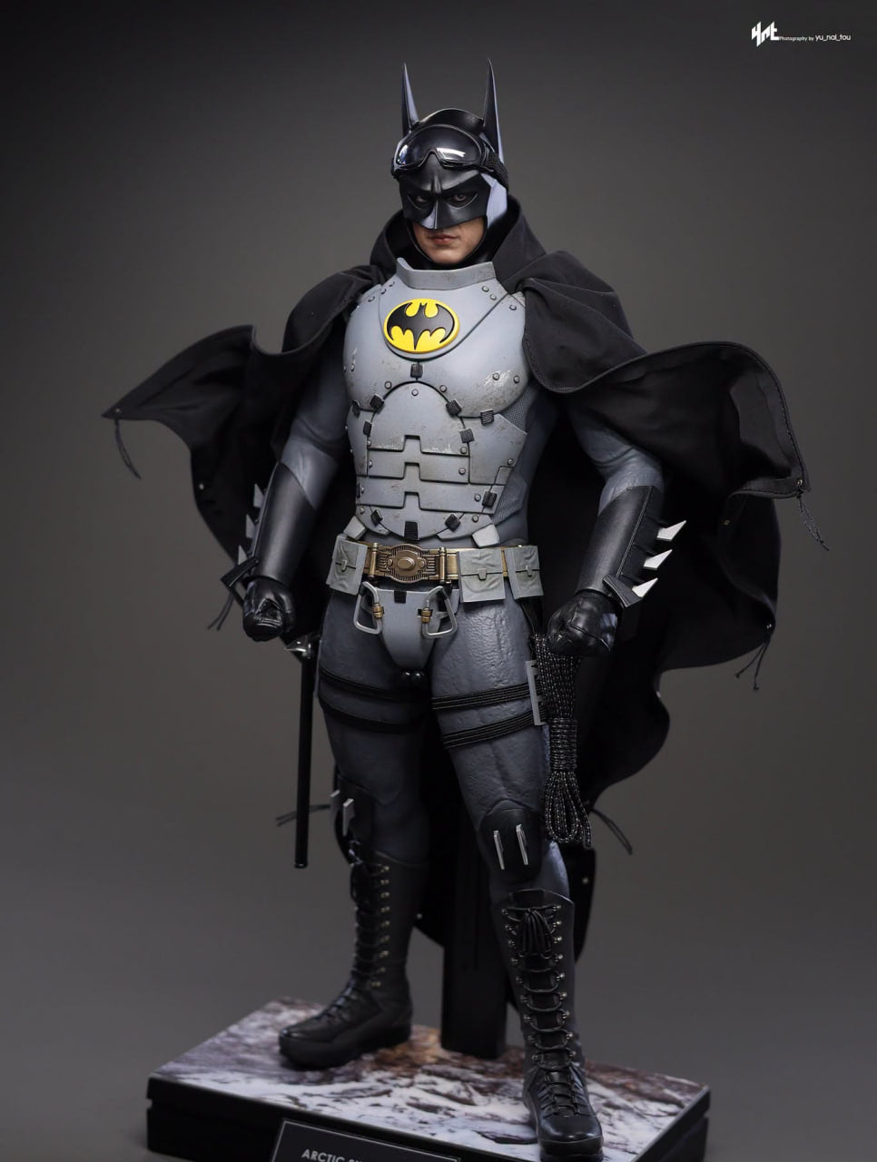 READY🔥Hot Toys MMS897 The Flash - Batman (Arctic Suit) 1/6th Collectible Figure [Hot Toys Exclusive]