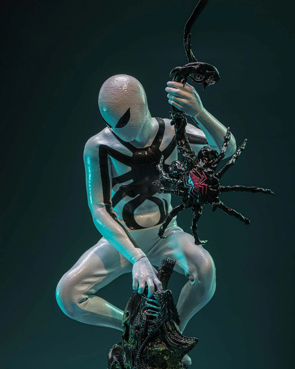 Preorder🔥Hot Toys CMS027 Aliens Vs. Avengers 1/6th scale Miles Morales (Aliens Vs. Avengers Suit) Collectible Figure [Hot Toys Exclusive]