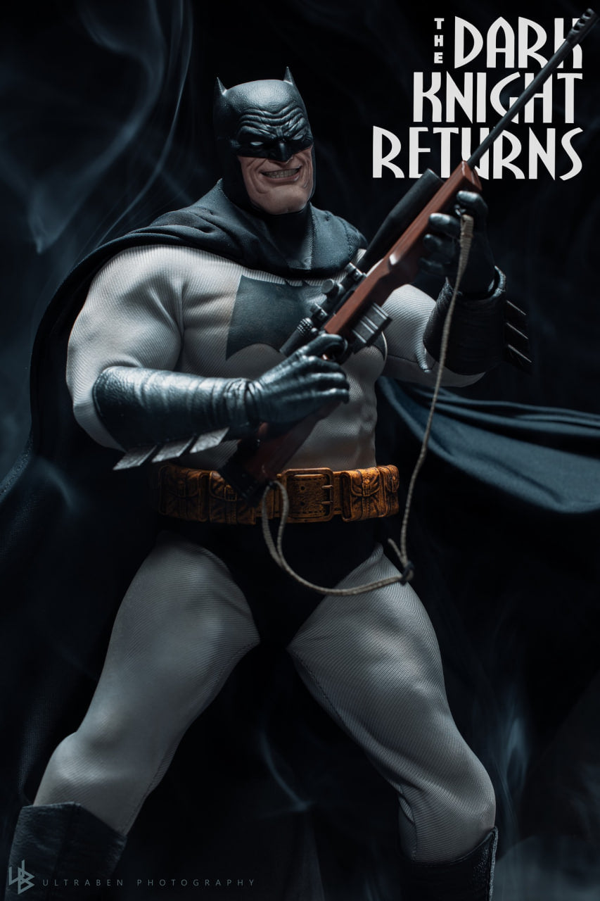 READY🔥Hot Toys CMS024 DC Comic Batman The Dark Knight Returns Batman 1/6 Scale Collectible Figure