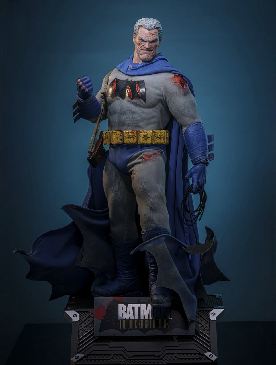 Preorder🔥Hot Toys CMS031 Batman: The Dark Knight Returns Batman (Battle Damaged) 1/6th Scale Collectible Figure