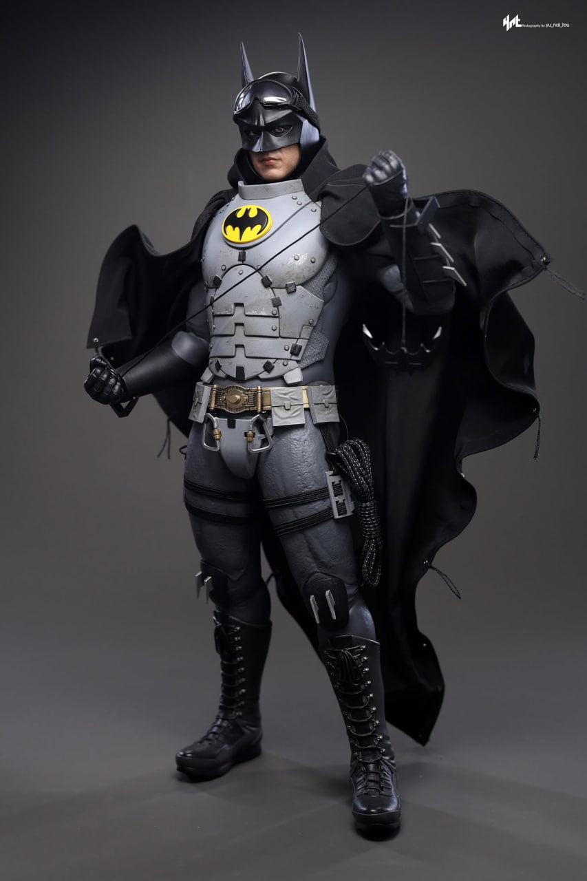 READY🔥Hot Toys MMS897 The Flash - Batman (Arctic Suit) 1/6th Collectible Figure [Hot Toys Exclusive]