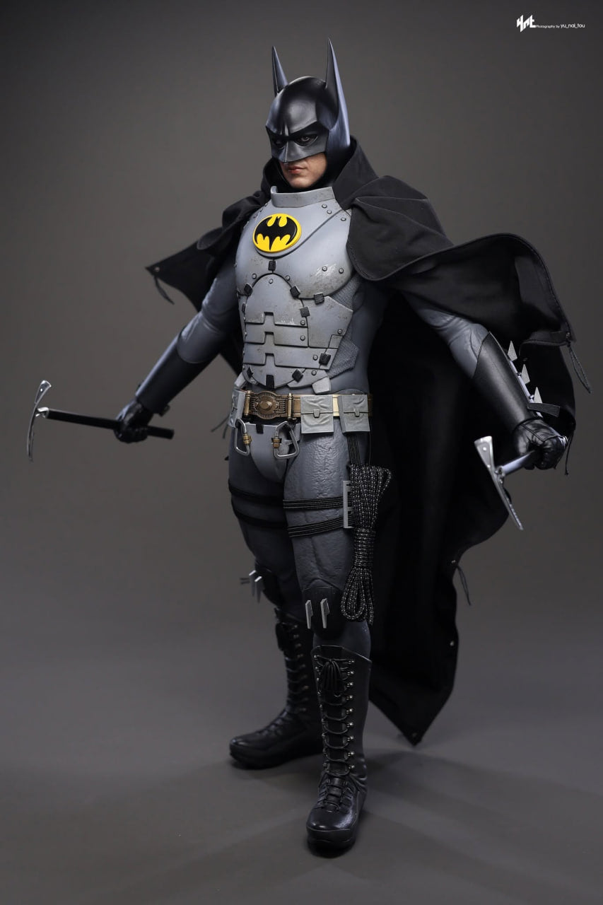 READY🔥Hot Toys MMS897 The Flash - Batman (Arctic Suit) 1/6th Collectible Figure [Hot Toys Exclusive]