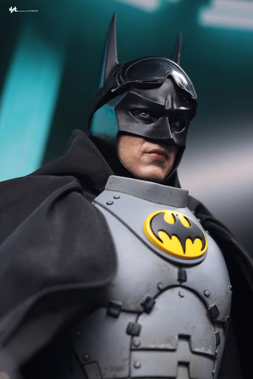 READY🔥Hot Toys MMS897 The Flash - Batman (Arctic Suit) 1/6th Collectible Figure [Hot Toys Exclusive]