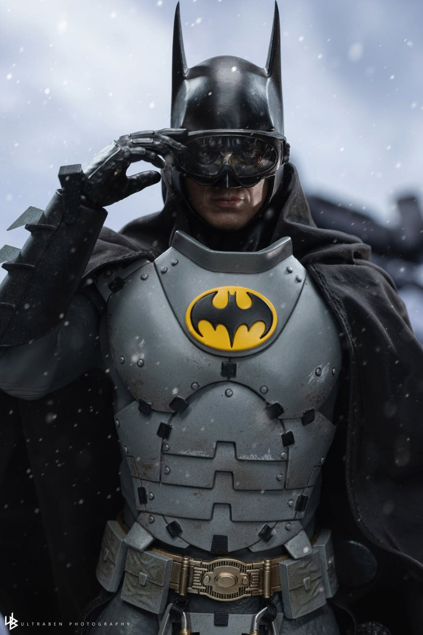 READY🔥Hot Toys MMS897 The Flash - Batman (Arctic Suit) 1/6th Collectible Figure [Hot Toys Exclusive]