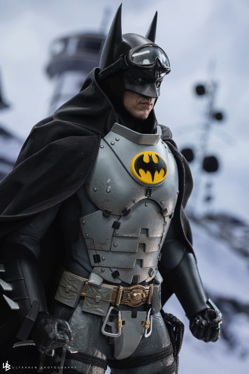 READY🔥Hot Toys MMS897 The Flash - Batman (Arctic Suit) 1/6th Collectible Figure [Hot Toys Exclusive]