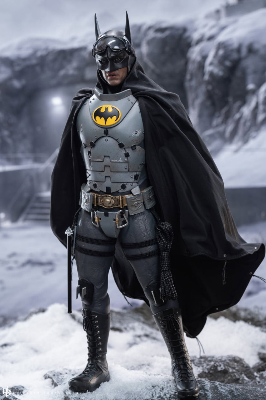 READY🔥Hot Toys MMS897 The Flash - Batman (Arctic Suit) 1/6th Collectible Figure [Hot Toys Exclusive]