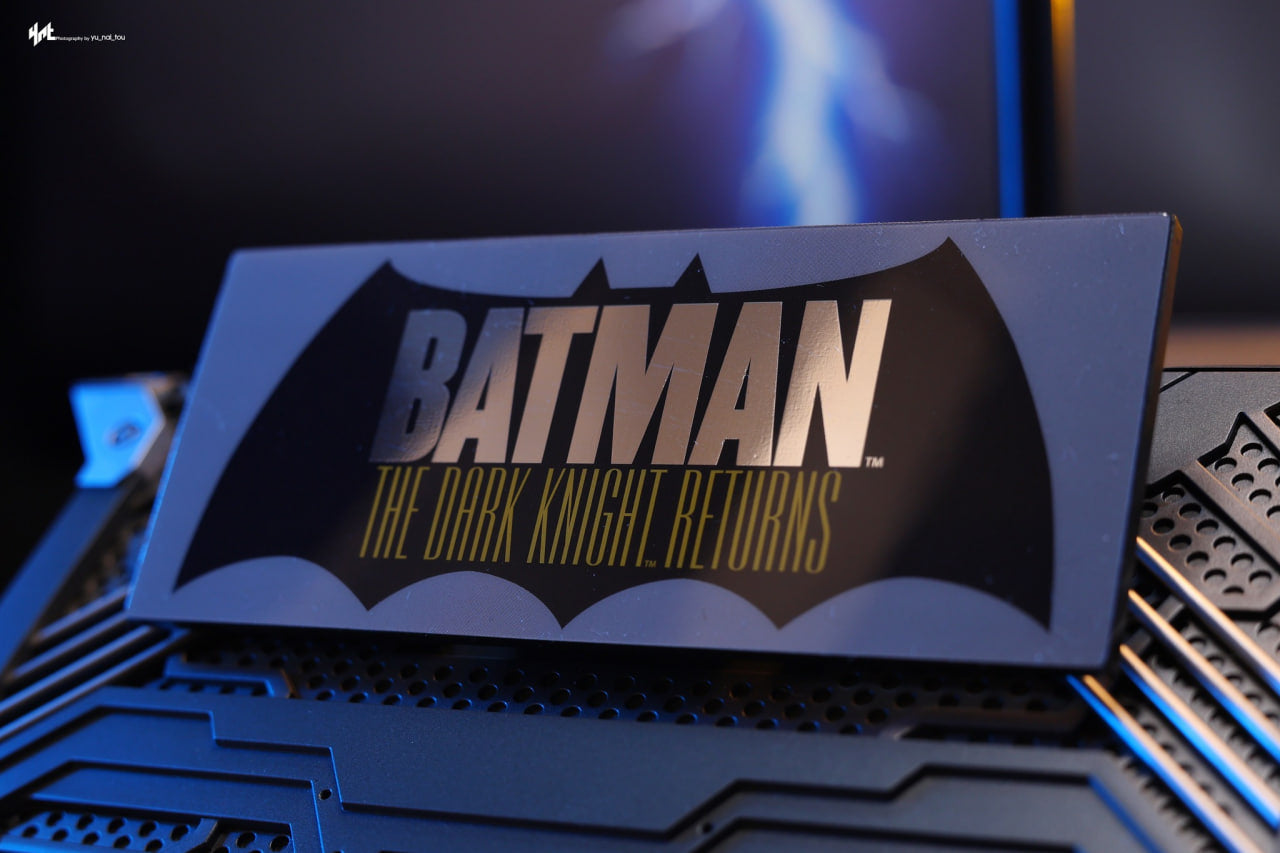 READY🔥Hot Toys CMS024 DC Comic Batman The Dark Knight Returns Batman 1/6 Scale Collectible Figure