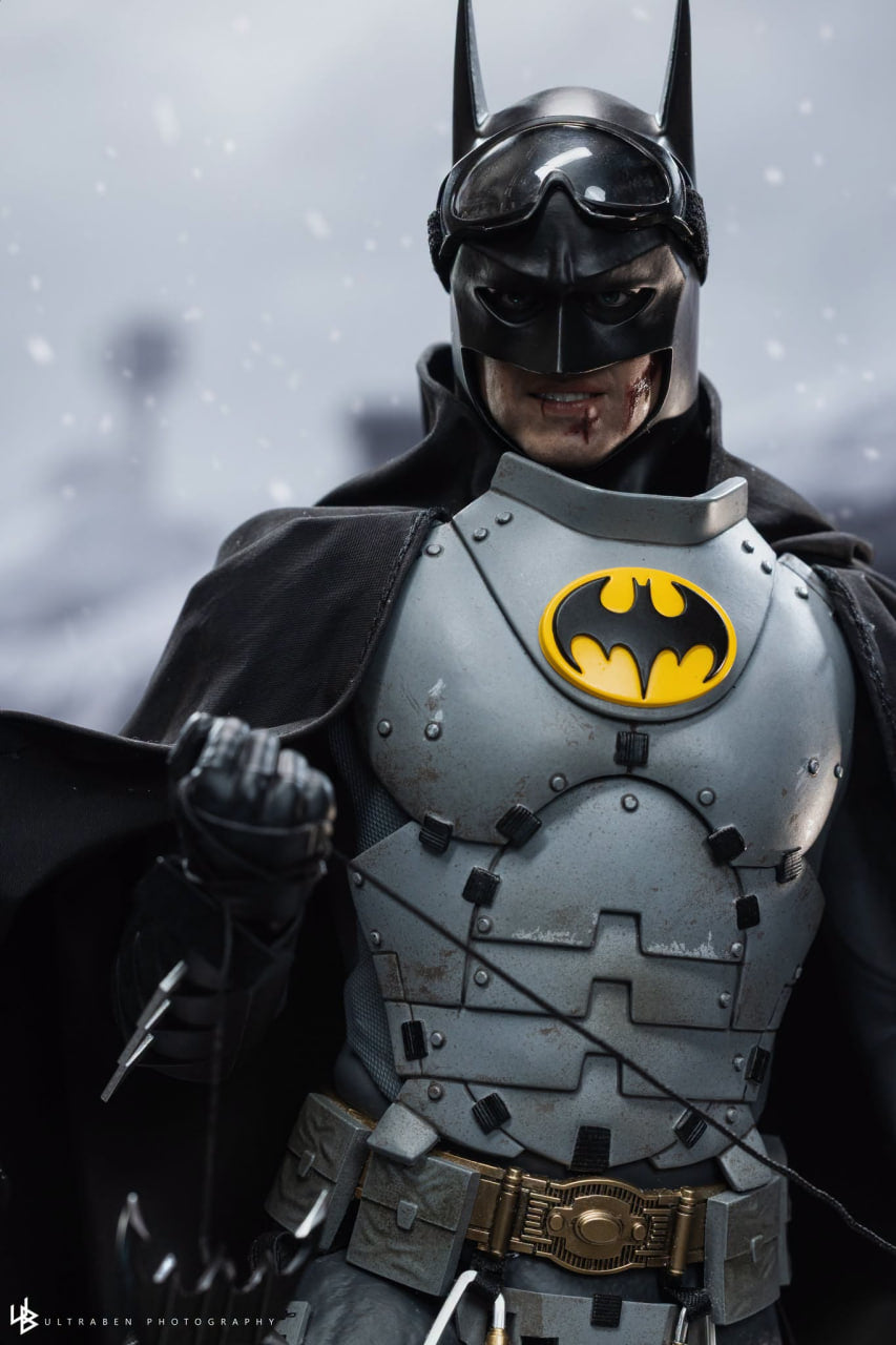 READY🔥Hot Toys MMS897 The Flash - Batman (Arctic Suit) 1/6th Collectible Figure [Hot Toys Exclusive]