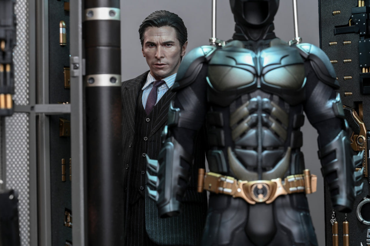 🔥Hot Toys MMS750 Batman The Dark Knight - 1/6th scale Batman Armory with Bruce Wayne (2.0) Collectible Set