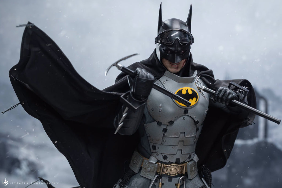READY🔥Hot Toys MMS897 The Flash - Batman (Arctic Suit) 1/6th Collectible Figure [Hot Toys Exclusive]