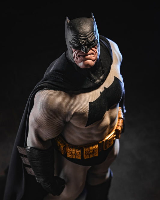 READY🔥Hot Toys CMS024 DC Comic Batman The Dark Knight Returns Batman 1/6 Scale Collectible Figure