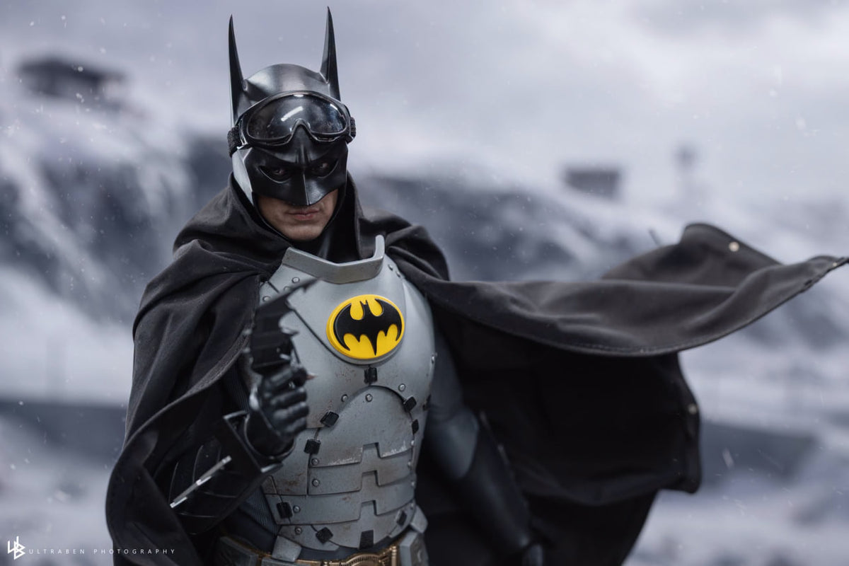 READY🔥Hot Toys MMS897 The Flash - Batman (Arctic Suit) 1/6th Collectible Figure [Hot Toys Exclusive]