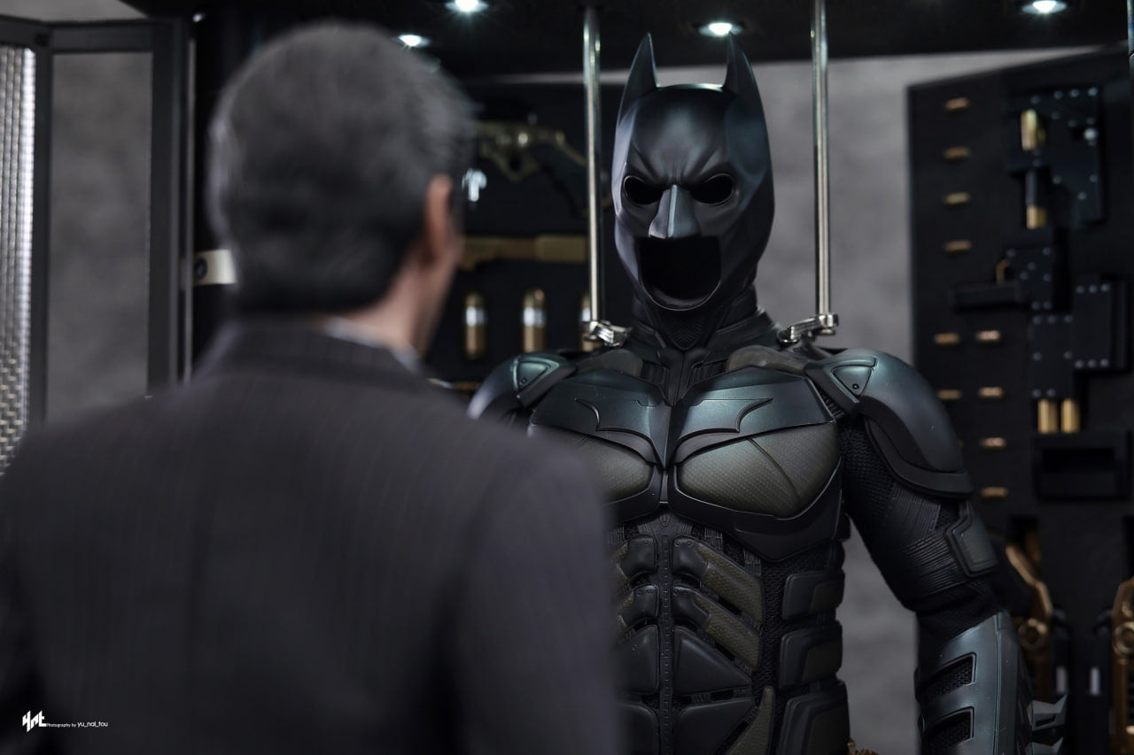🔥Hot Toys MMS750 Batman The Dark Knight - 1/6th scale Batman Armory with Bruce Wayne (2.0) Collectible Set
