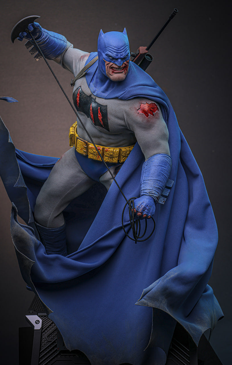 Preorder🔥Hot Toys CMS031 Batman: The Dark Knight Returns Batman (Battle Damaged) 1/6th Scale Collectible Figure