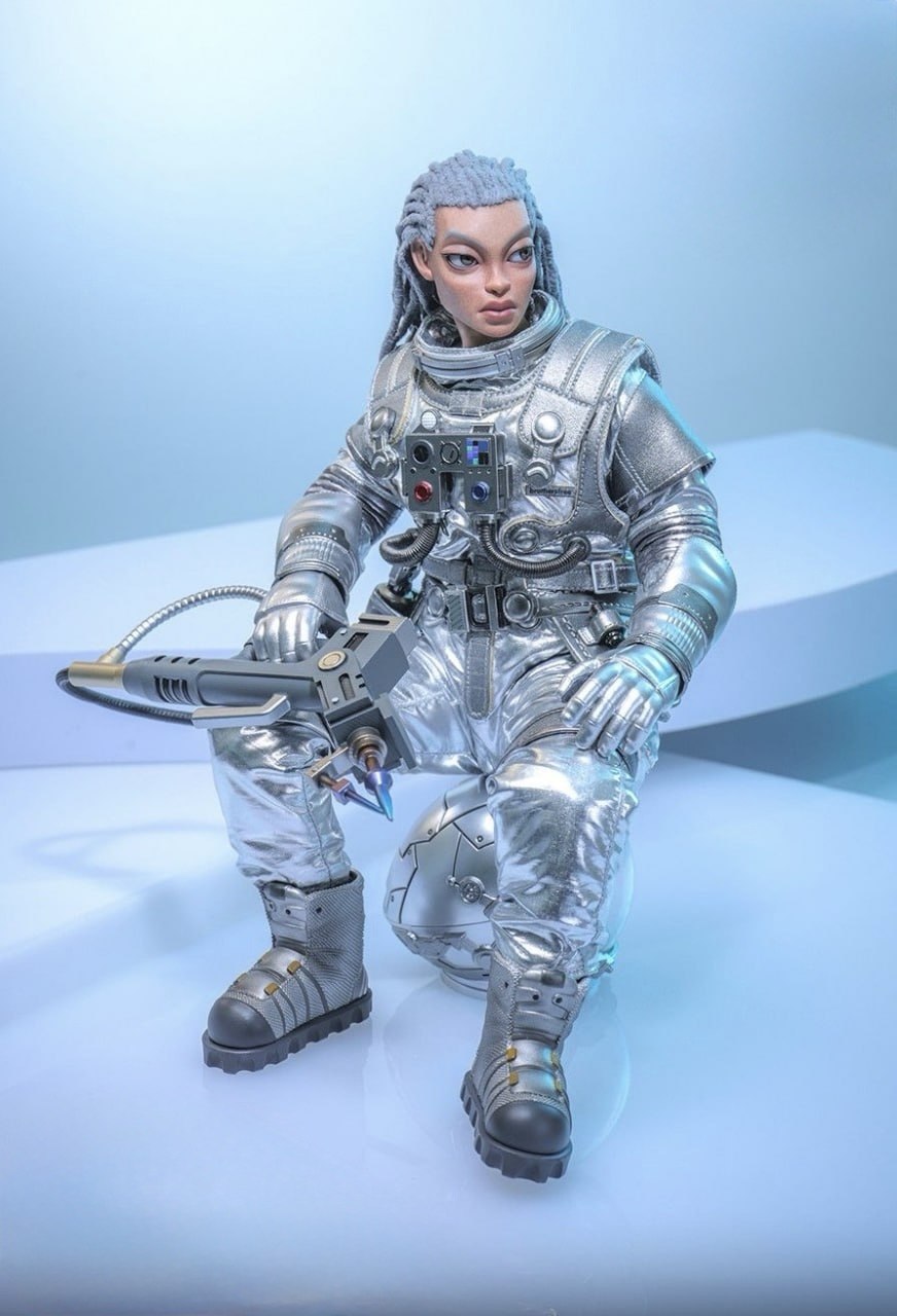 READY🔥Hot Toys AMC041 Brothersfree x Hot Toys Space Worker Baby (Brothersfree 25th Silver Galaxy Version) 1/6th scale Collectible Figure