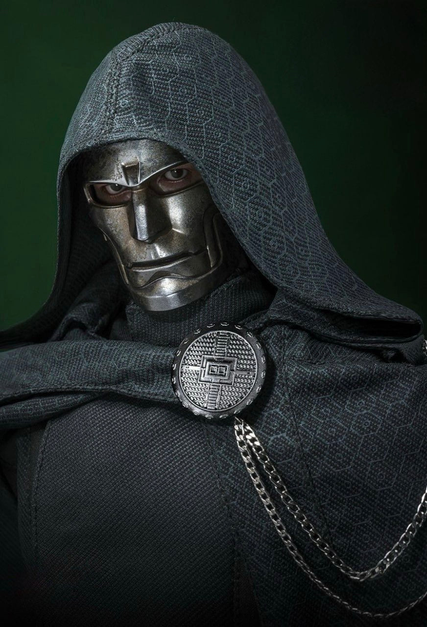 🔥Hot Toys MMS902 Avengers: Doomsday Victor Von Doom [Hot Toys Exclusive] 1/6th scale Collectible Figure