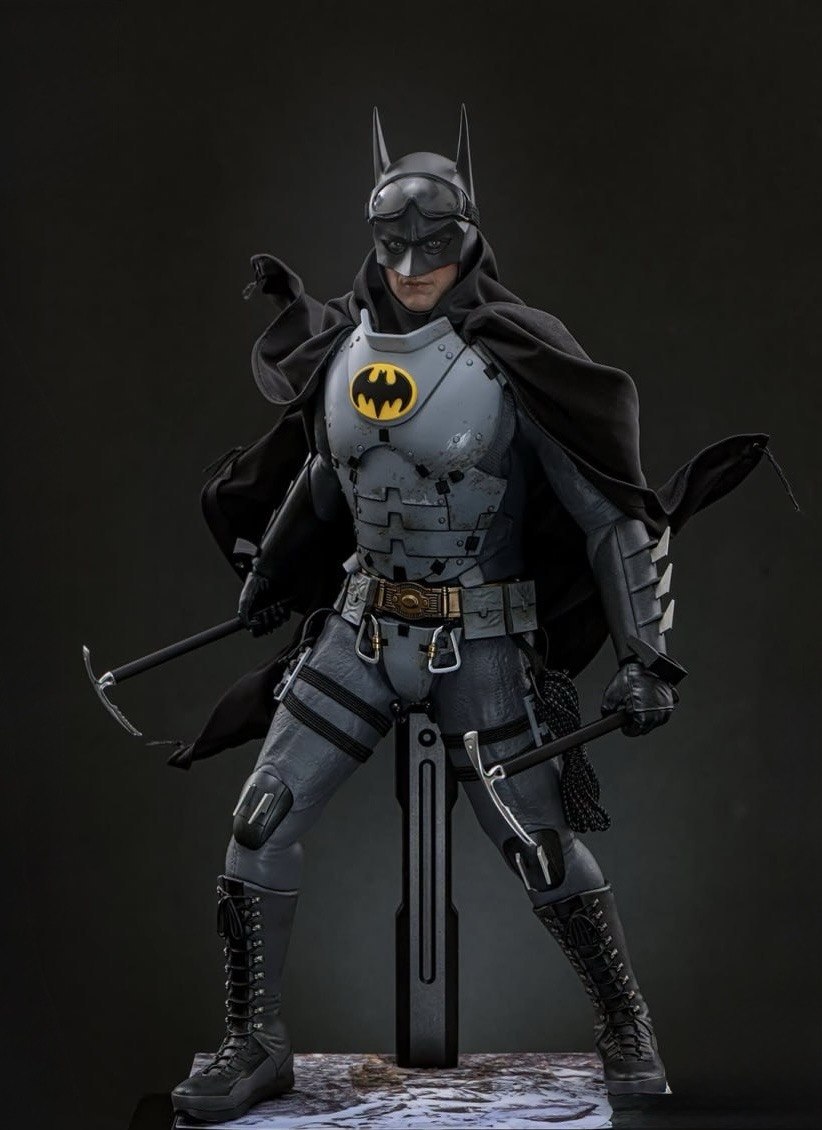 READY🔥Hot Toys MMS897 The Flash - Batman (Arctic Suit) 1/6th Collectible Figure [Hot Toys Exclusive]